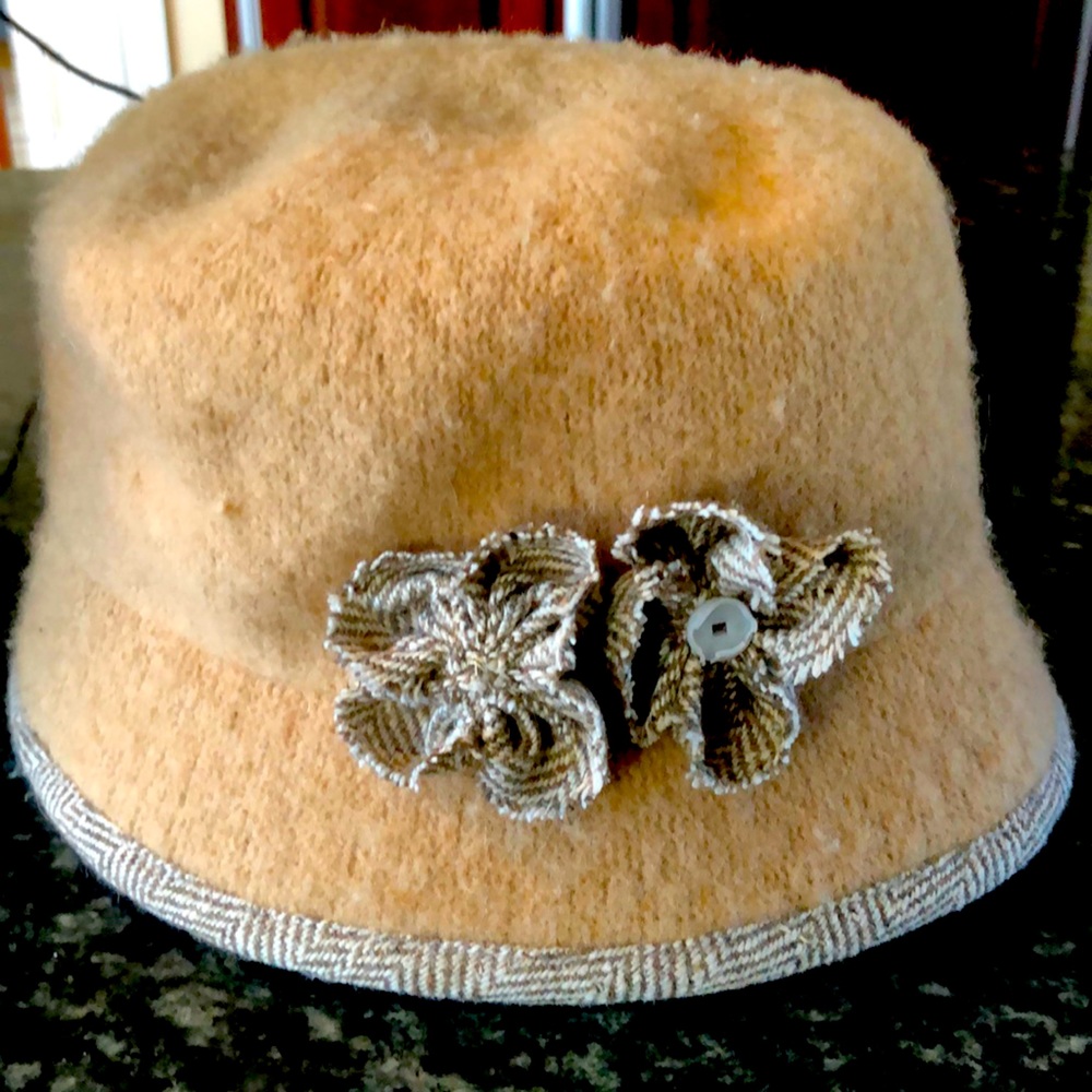 Cream winter hat. Used.